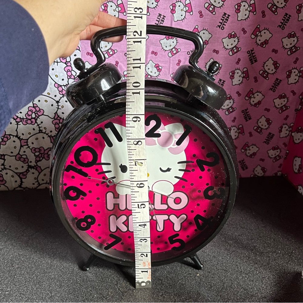Hello Kitty Clock - Picture 9 of 9